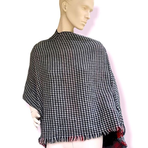 Reversible soft flannel plaid  poncho with fringe OS - Picture 4 of 5